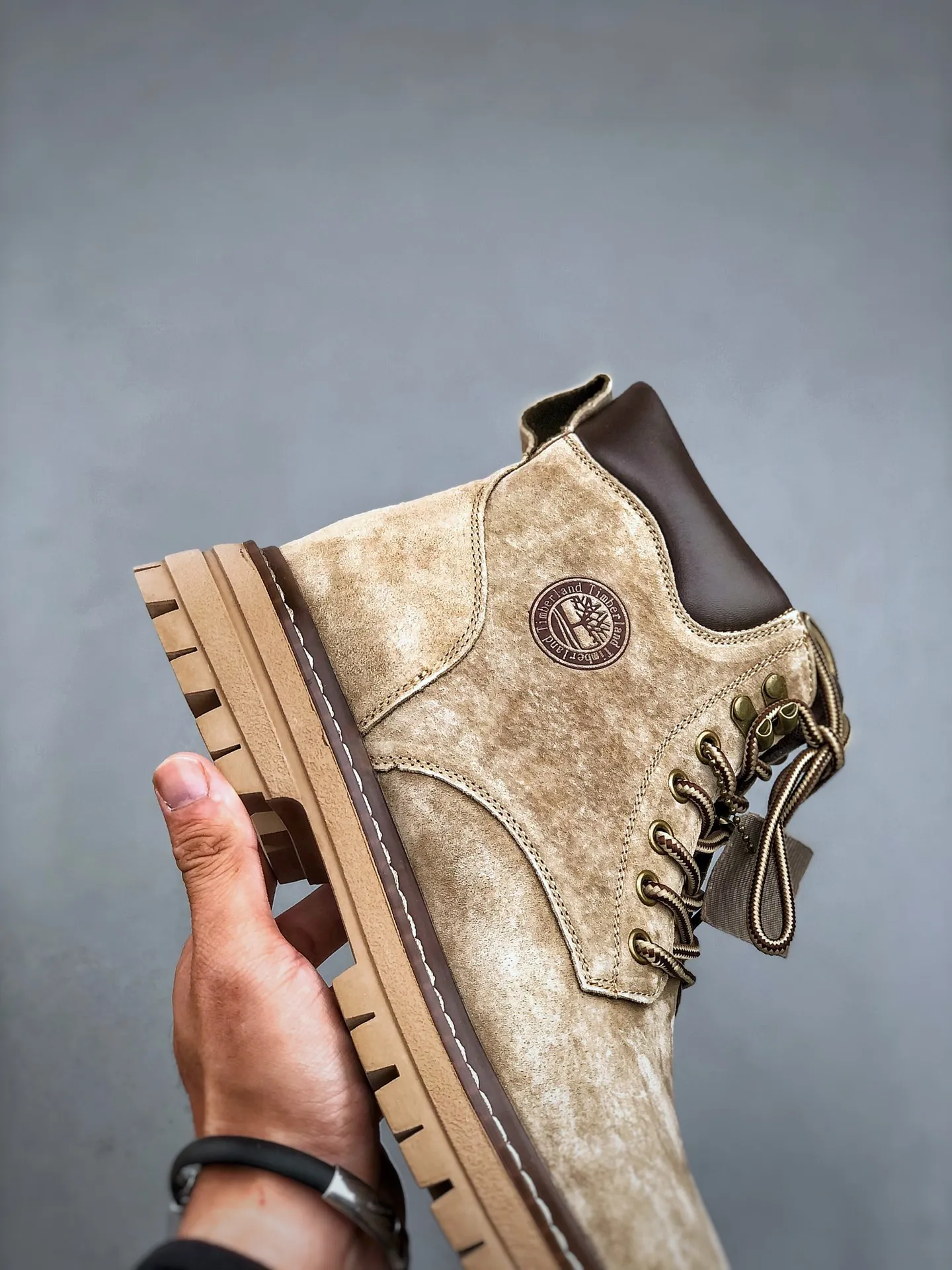 Local pick-up 💰560 supports store release. New goods 🚀 #Timberland Timberland/Timberland outdoor high-top casual rhubarb boots series #Guangdong Dachang quality, original box and original packaging, fashionable and trendy matching. The fabric is made of Italian 🇮🇹 top-grade frosted fine-grained cowhide. It is matched with anti-odor and anti-corrosion genuine leather latex insoles. The outsole and hardware are all made from OEM raw materials. It is the same as the original Goodyear and will never be glued. Good products do not kill pigs. Exclusively launched on the whole network. The quality is unquestionable. The whole set of official website unified packaging gives you a perfect wearing experience. The quality is exquisite and durable. A must-have for sportsmen. Specially designed to treat those who are not handsome. High-quality and first-class foot feel. Special for cold protection and outdoor use this winter. Casual matching for daily use. Size: 38 39 40 41 42 43 44 (leather shoe size)